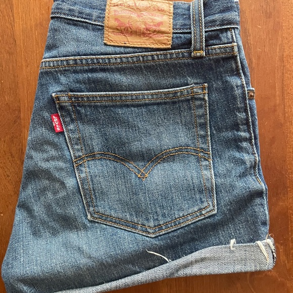 Levi’s cone denim shorts sizes 28, fit like 27 - Picture 2 of 4